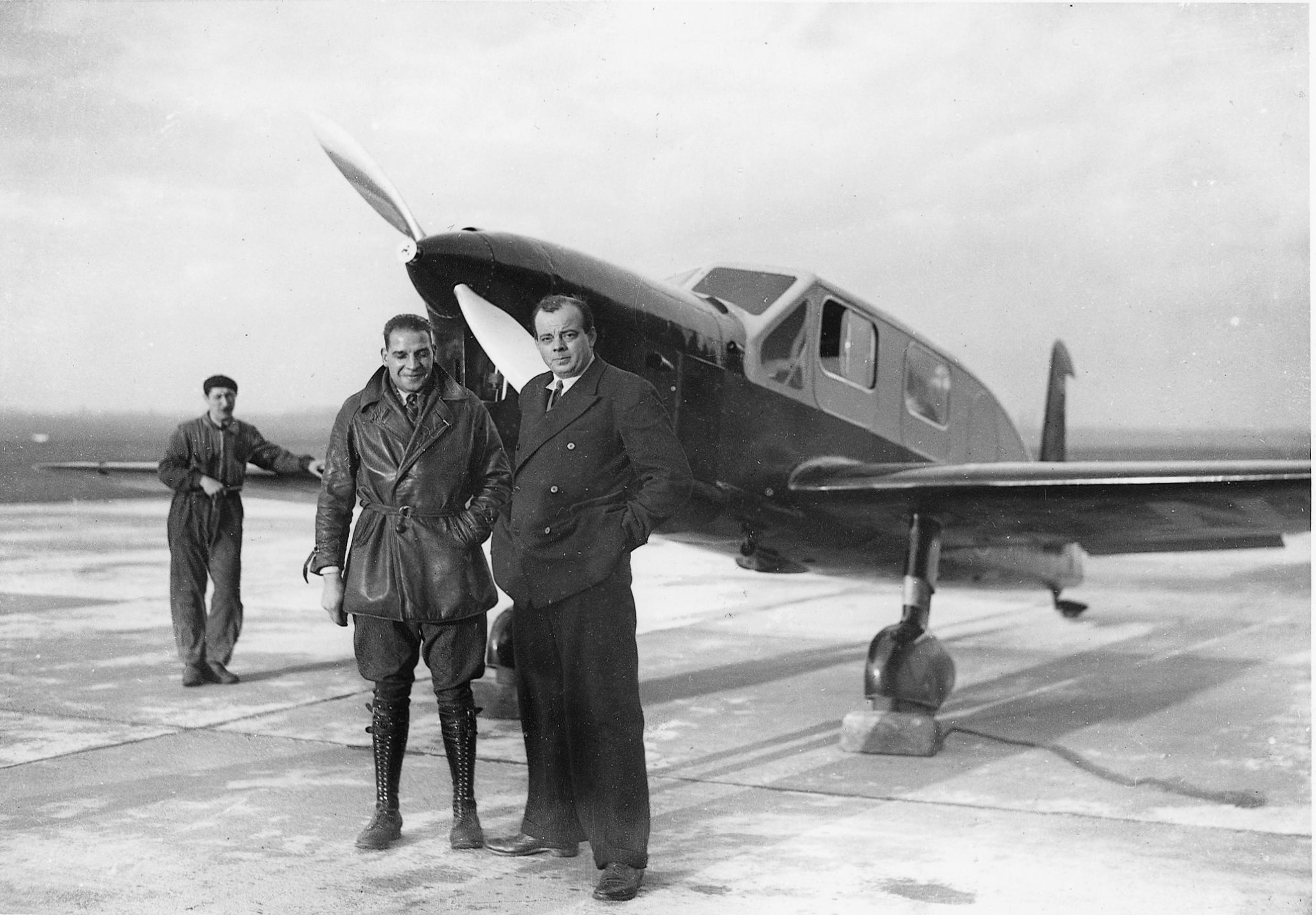 Antoine de Saint-Exupéry avec son mécanicien (1935)