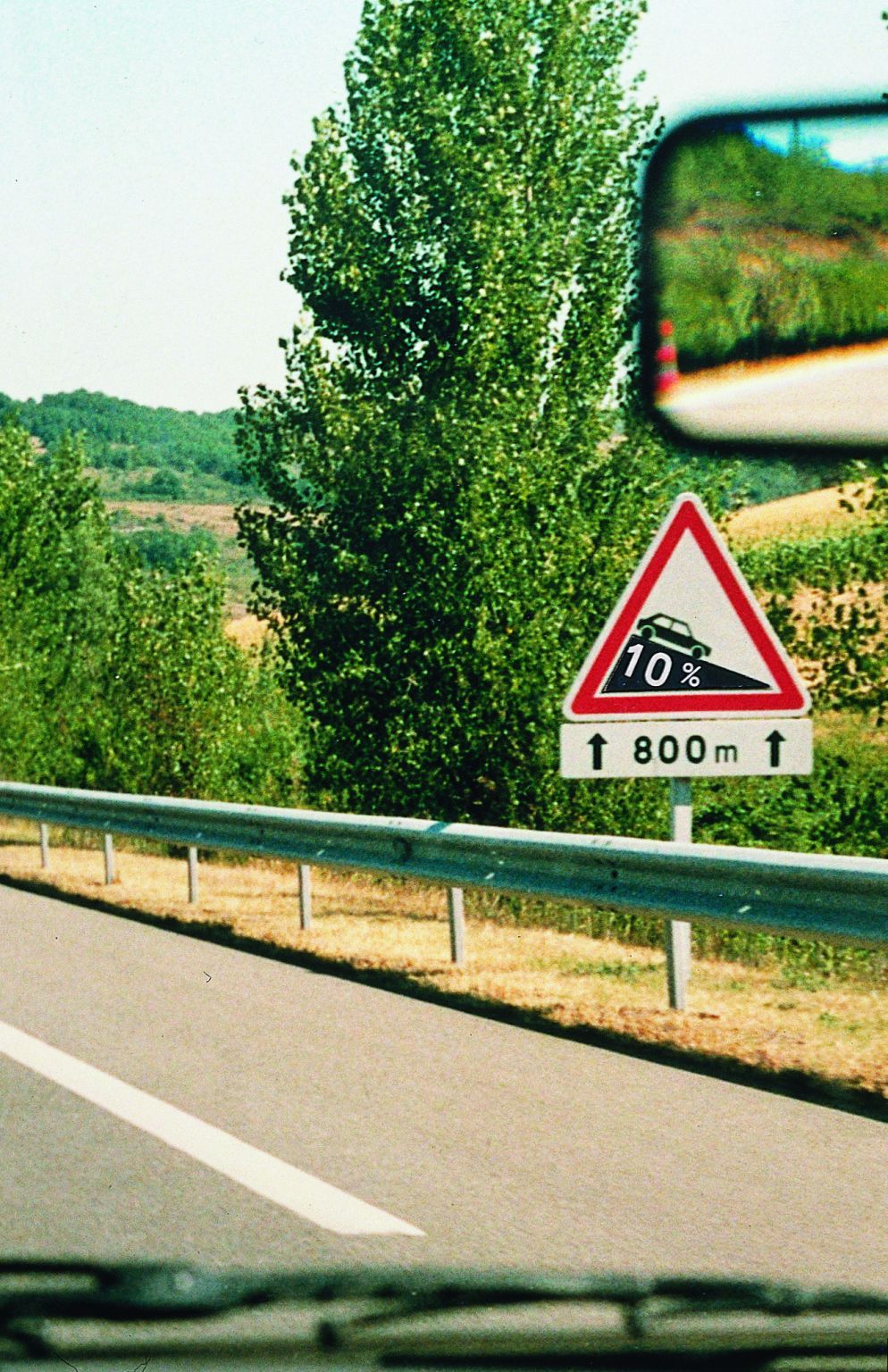 panneau de signalisation d’une pente, avertissant d’un danger