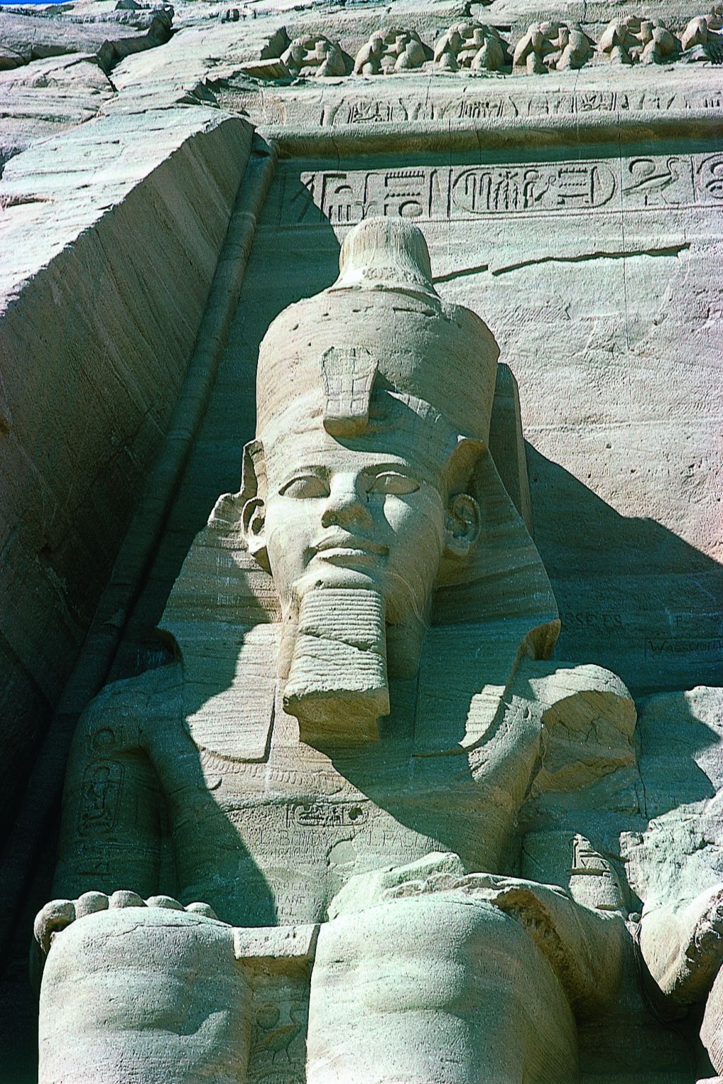 statue colossale du pharaon Ramsès II (1304-1236 avant J.-C., temple d’Abou-Simbel, Égypte)