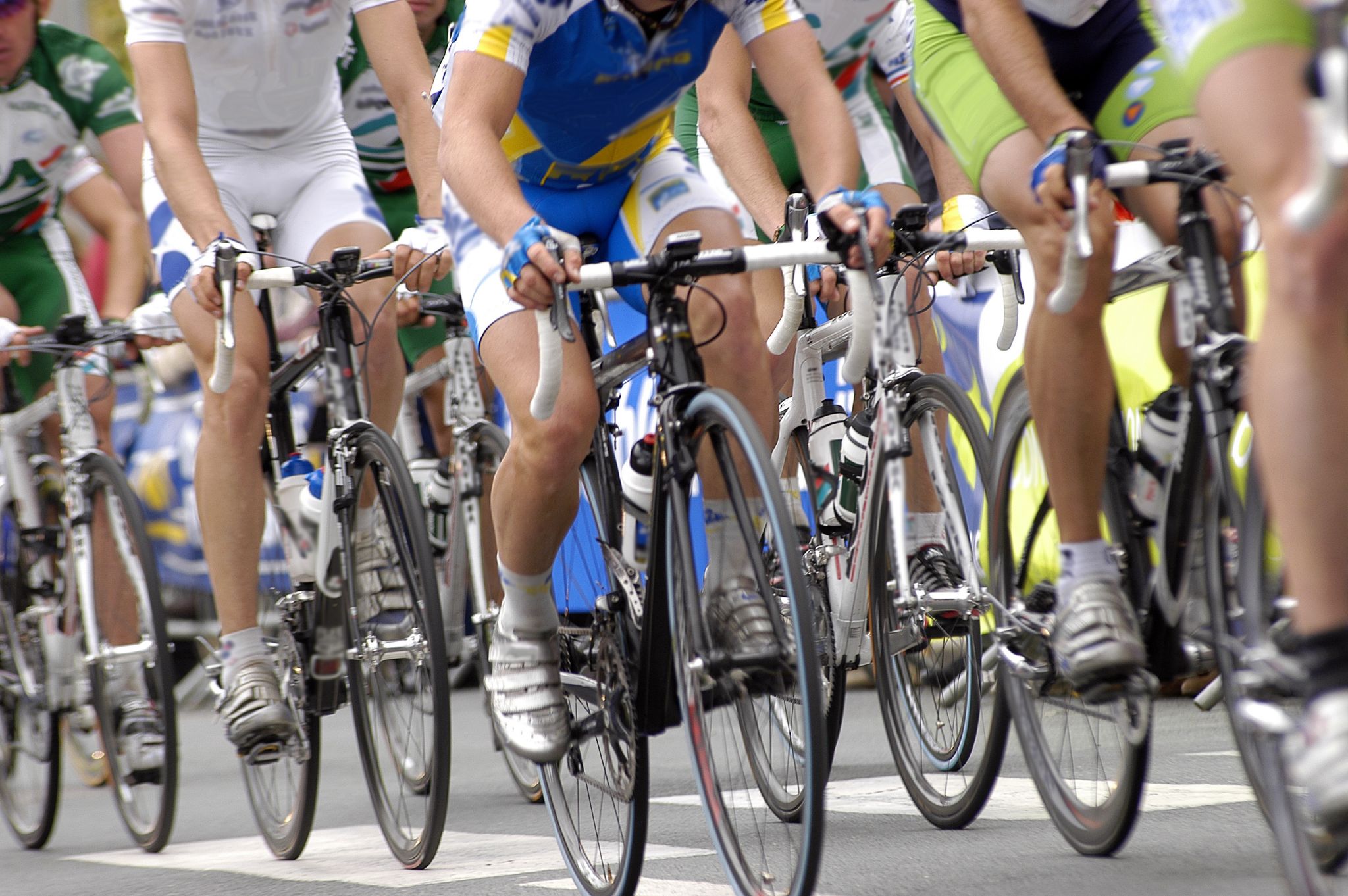 un peloton de coureurs cyclistes