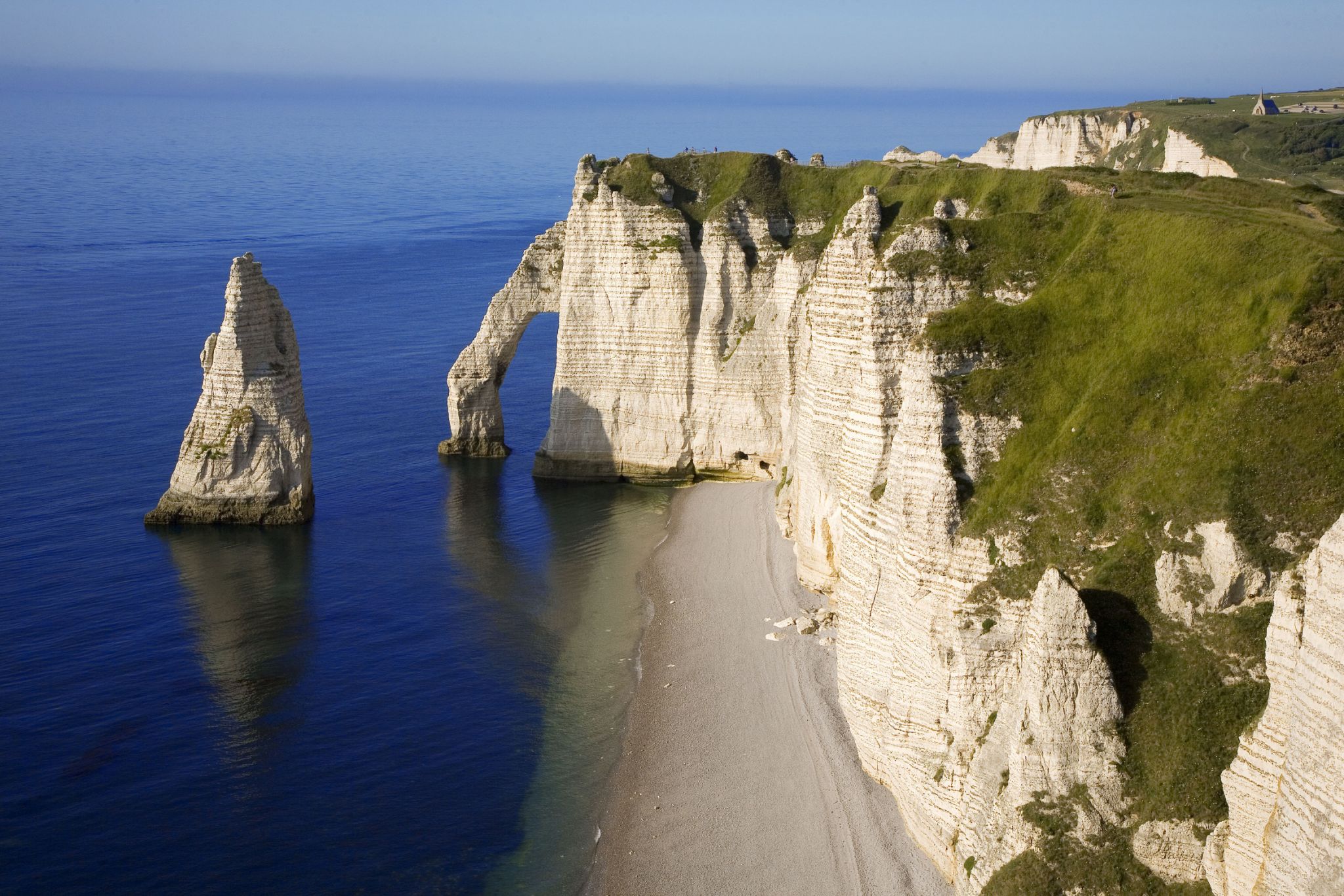 les falaises abruptes d’Étretat (Normandie)