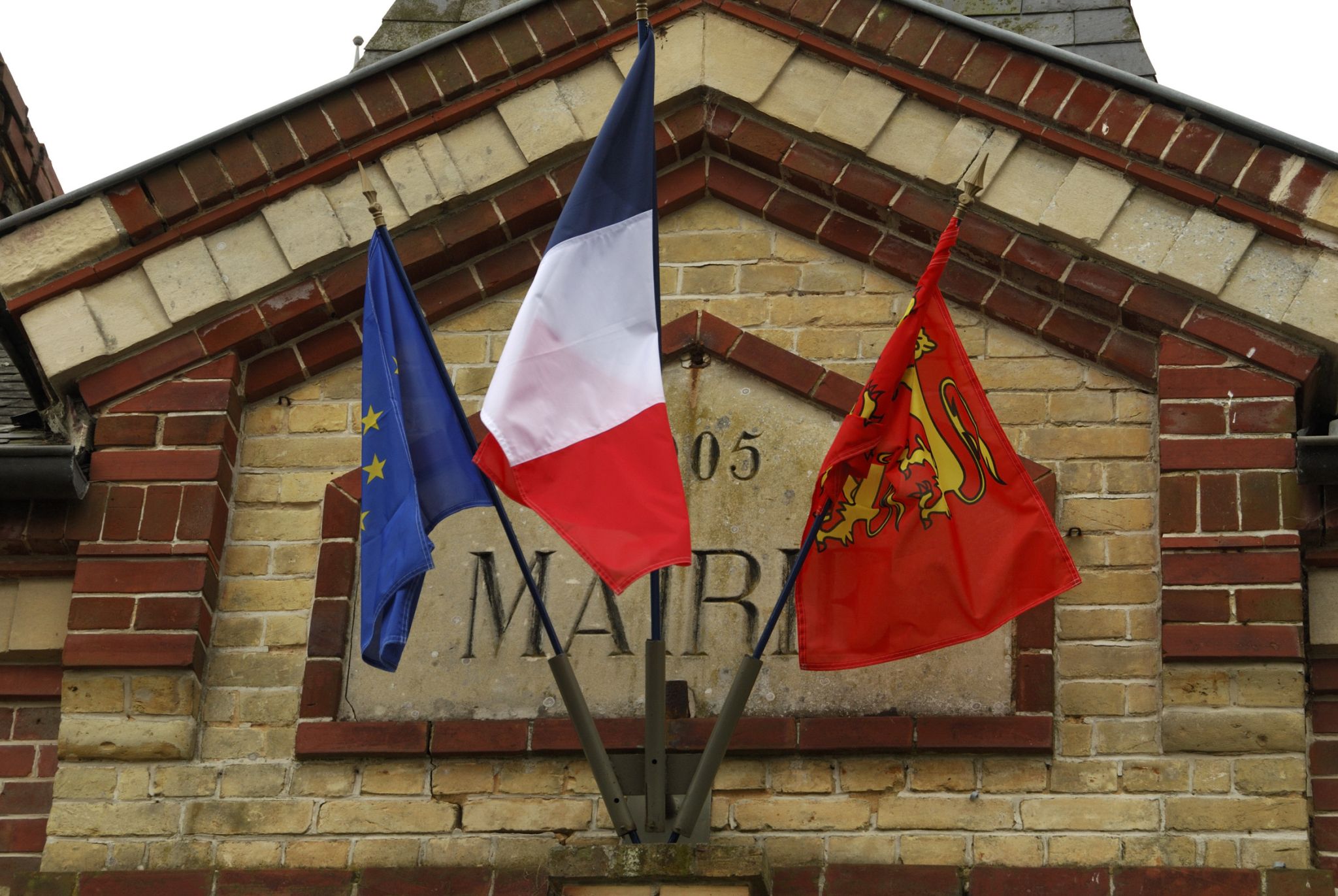 le fronton d’une mairie française