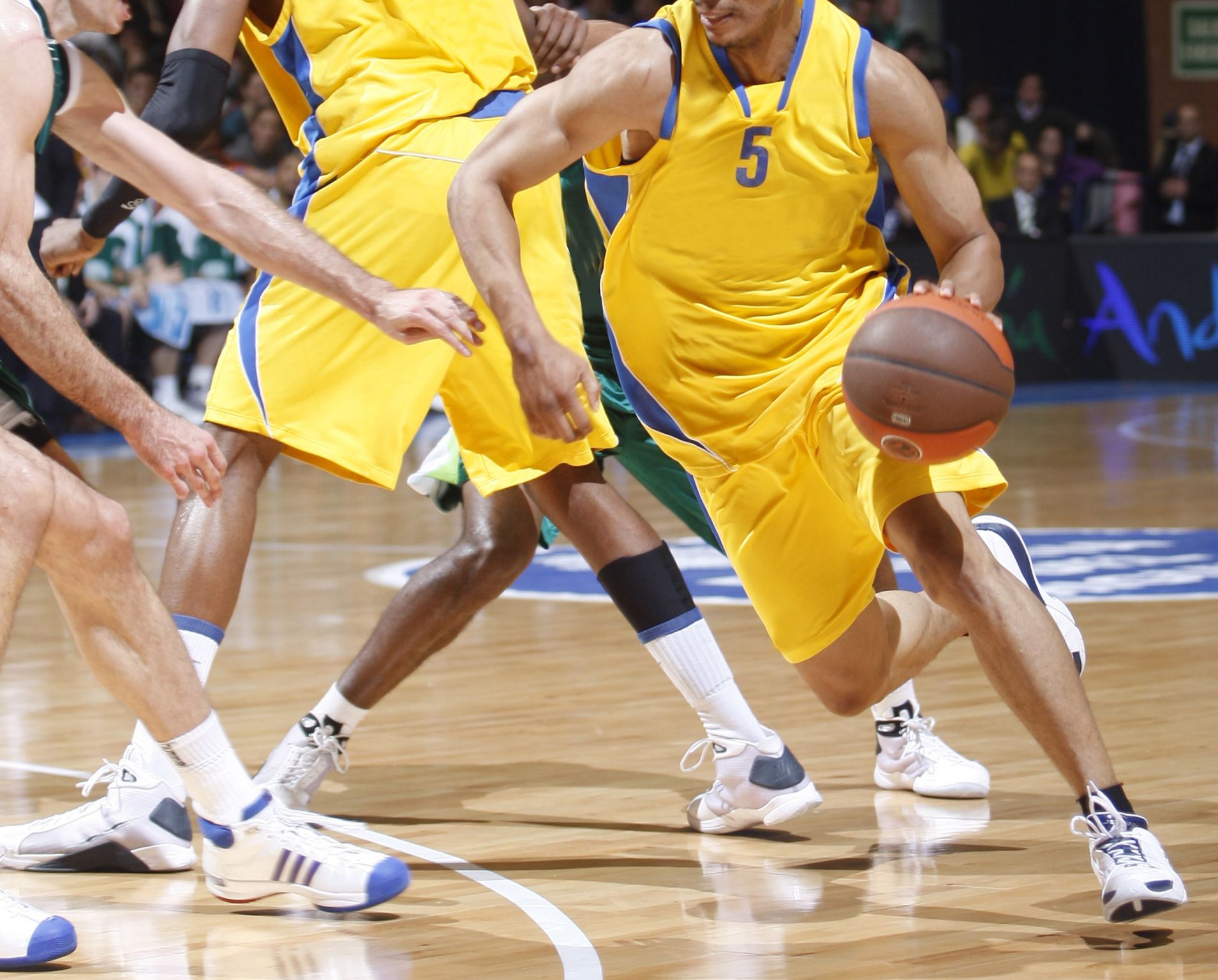 un dribble lors d’un match de basket