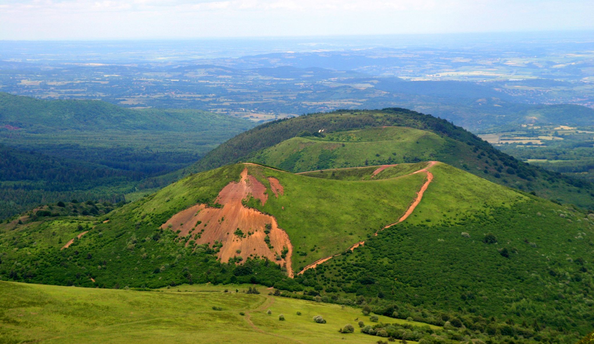 vue aérienne d’une partie des volcans d’Auvergne