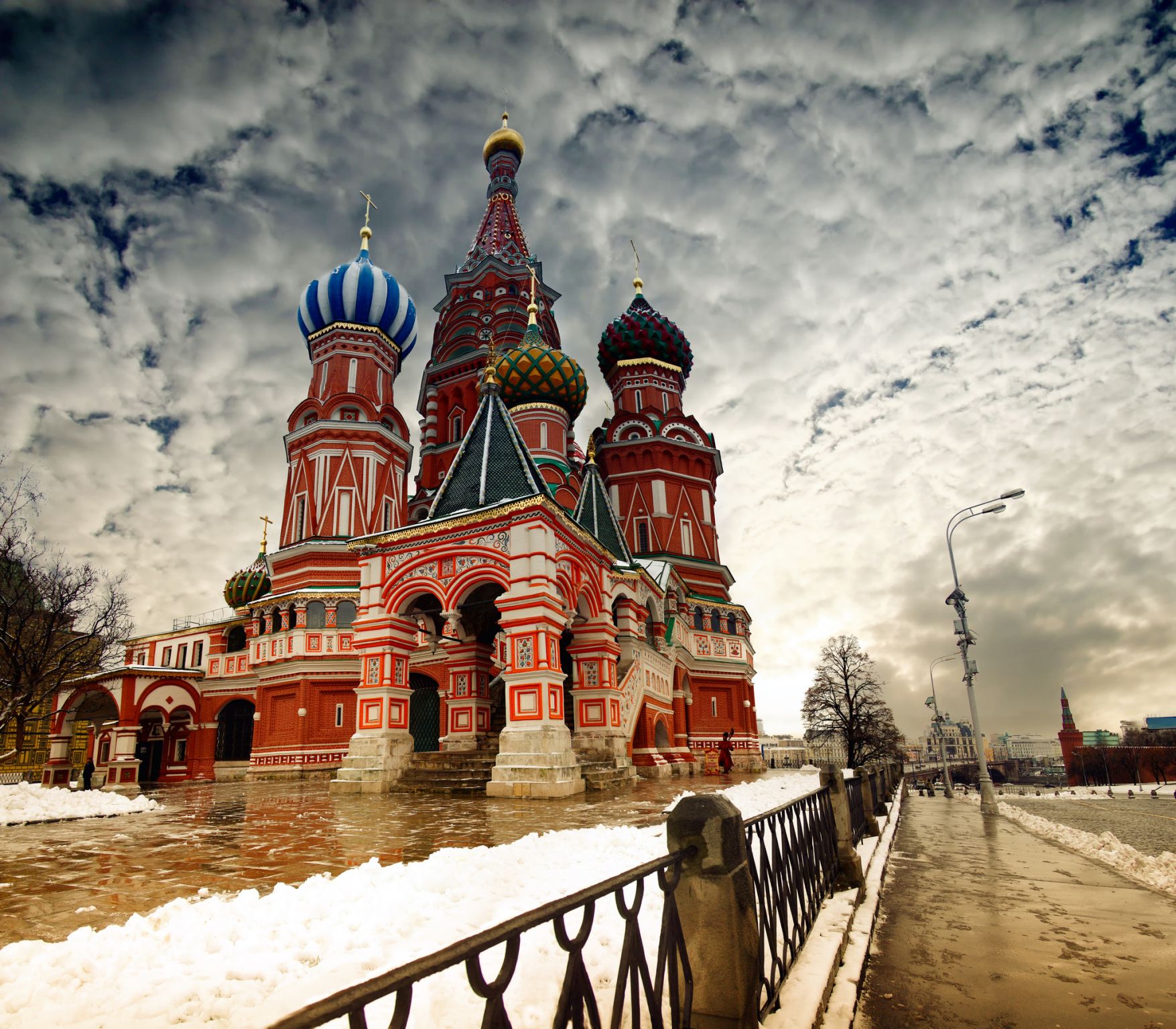 l’église orthodoxe Saint-Basile-le-Bienheureux construite par les architectes Barma et Postnik (1550-1560) en dehors du Kremlin, à Moscou