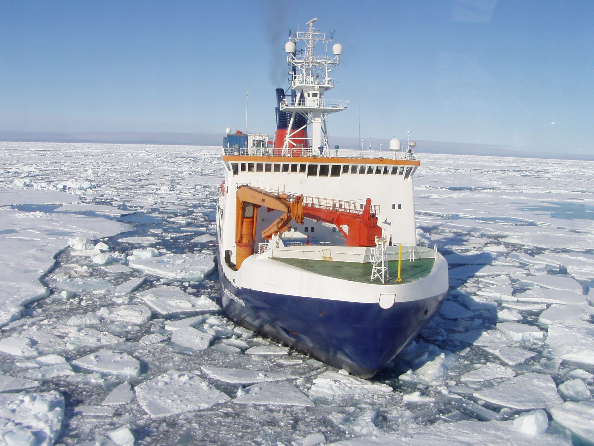 un brise-glace traverse la banquise