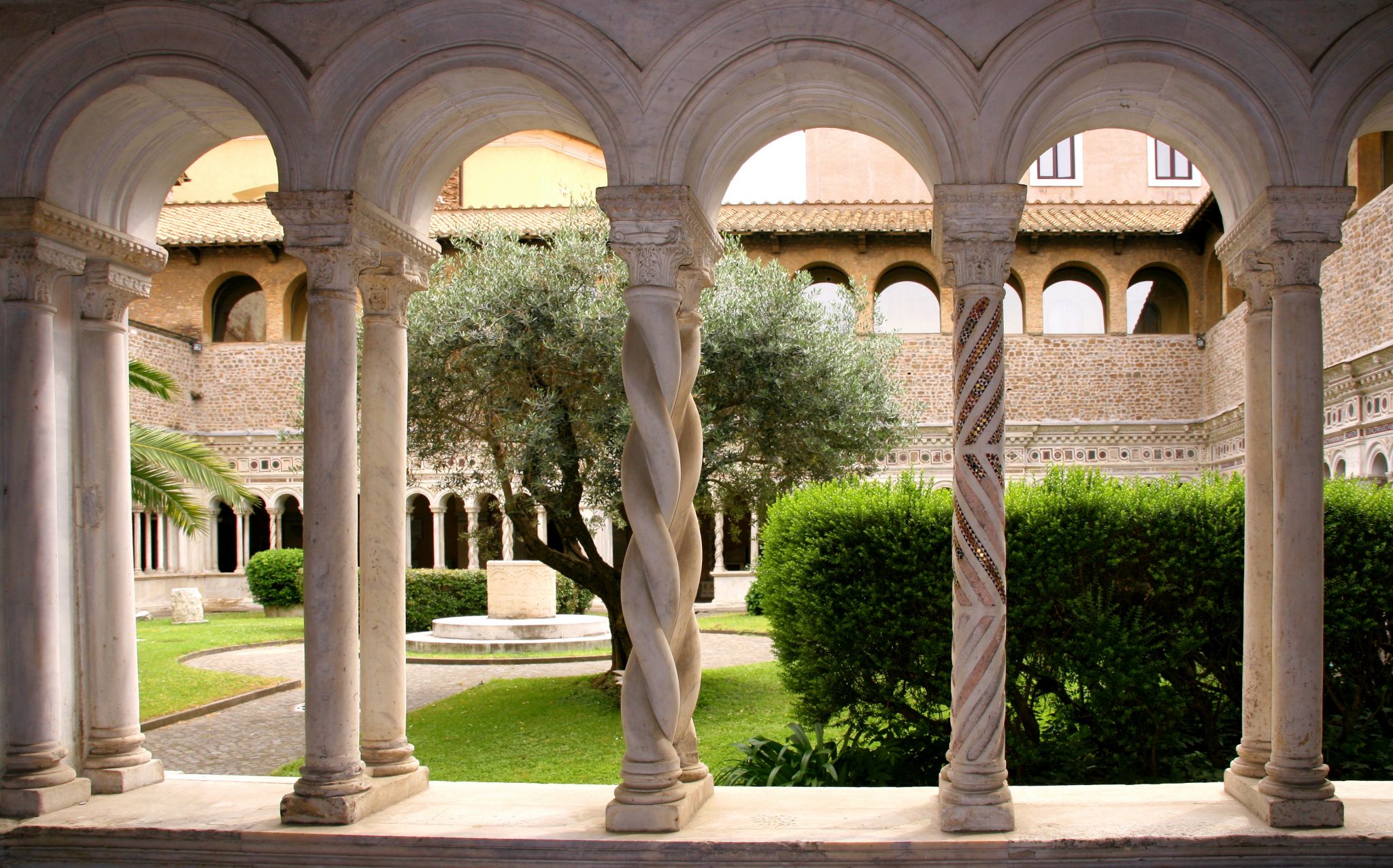 les colonnes du cloître de la basilique Saint-Jean-de-Latran à Rome