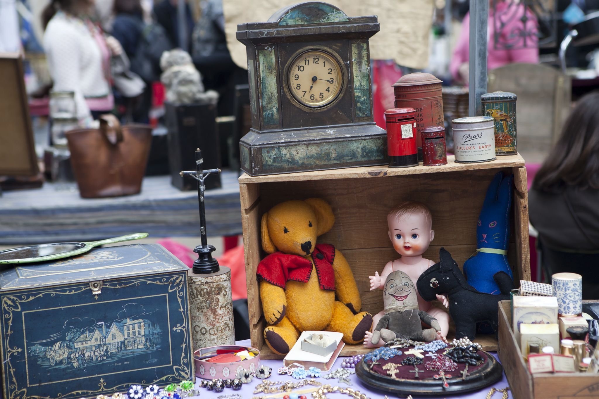 un étalage de brocanteur