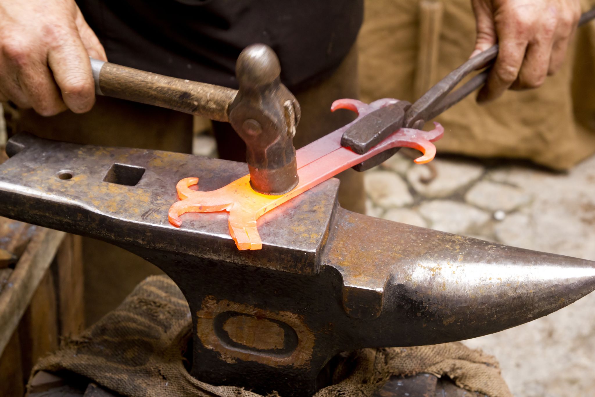 forger une pièce de métal incandescent