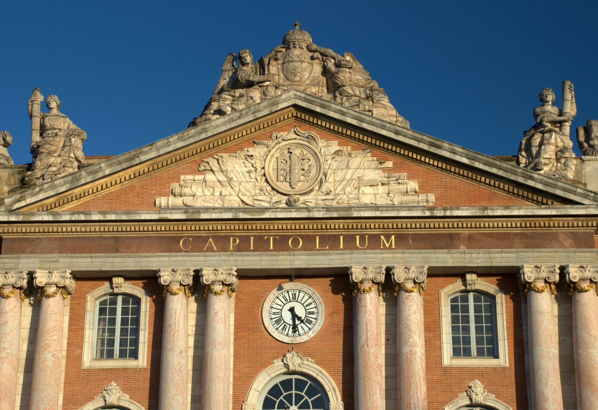 le fronton de l’hôtel de ville de Toulouse