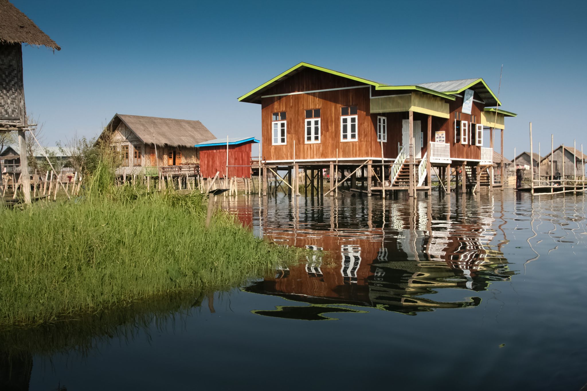 maisons lacustres sur pilotis (lac Inle, Birmanie)