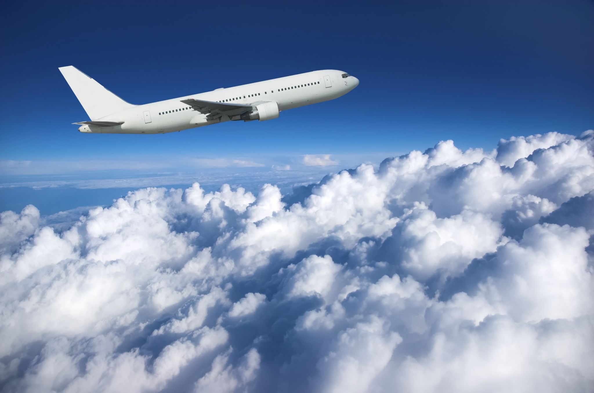 un avion au-dessus d’un ciel nuageux