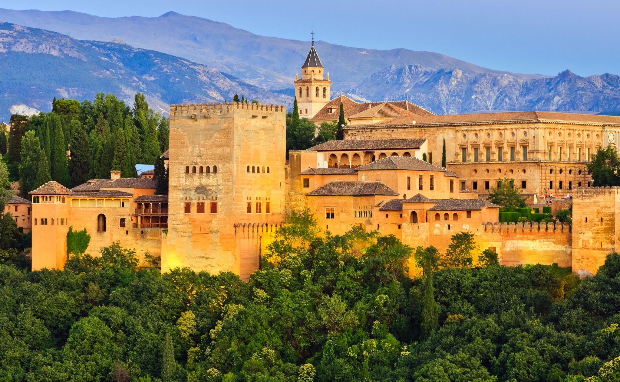 l’Alhambra, forteresse et résidence des souverains arabes à Grenade (Espagne) à la fin du Moyen Âge