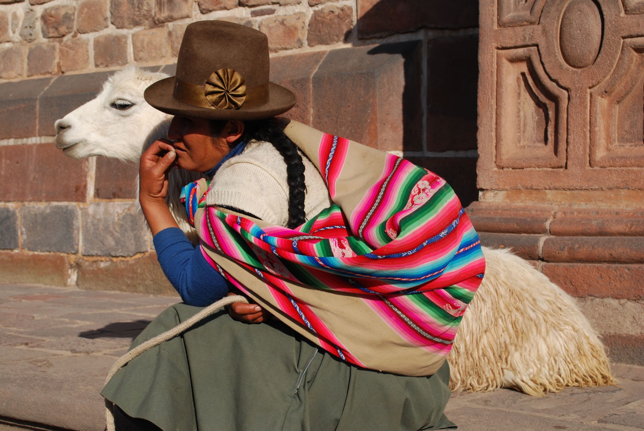 une Amérindienne et son lama