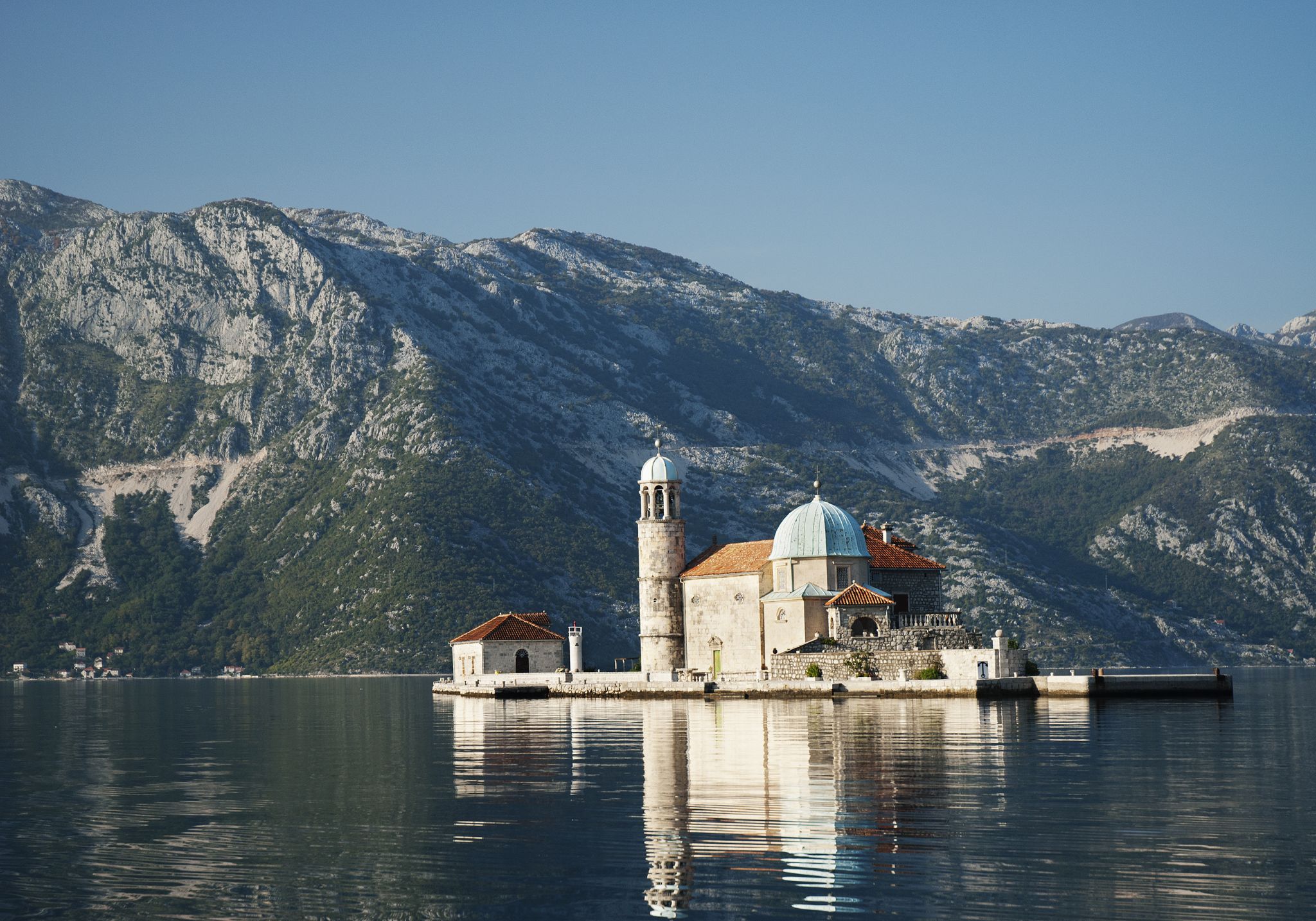 l’église Notre-Dame-du-Récif dans les bouches de Kotor (Monténégro)