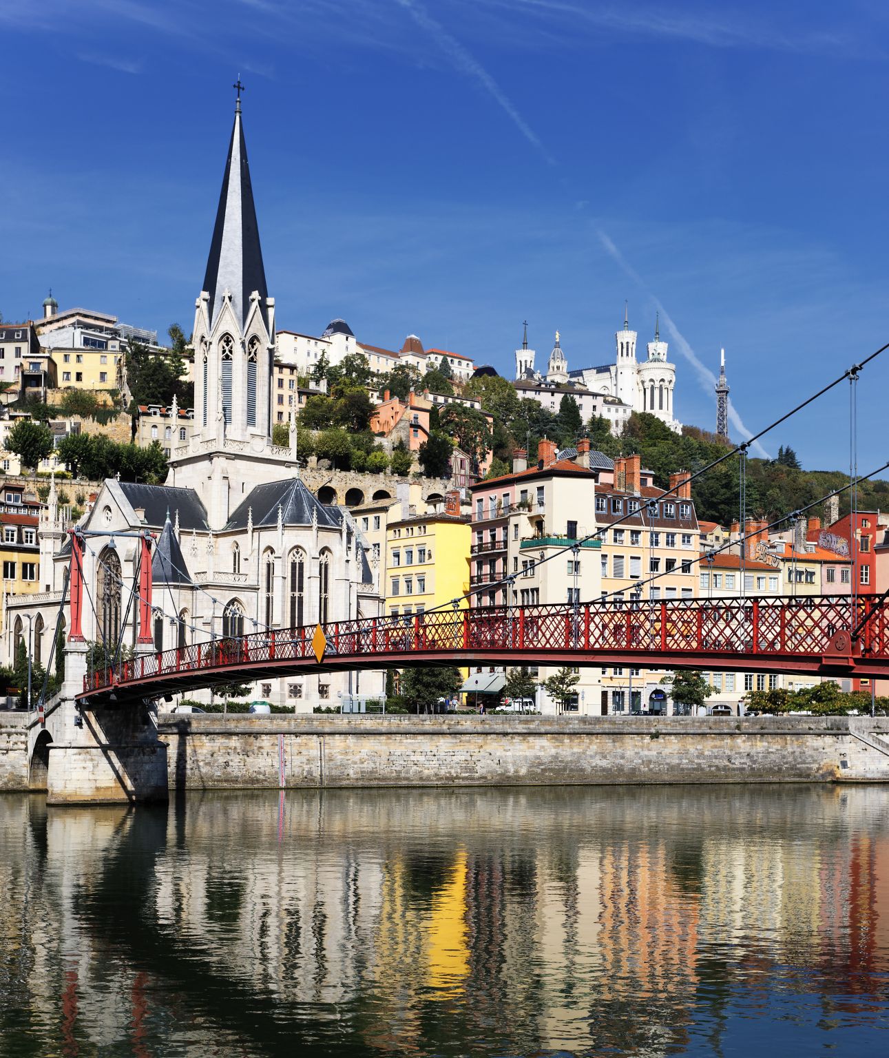 les bords de Saône à Lyon, à l’arrière-plan la basilique Notre-Dame de Fourvière