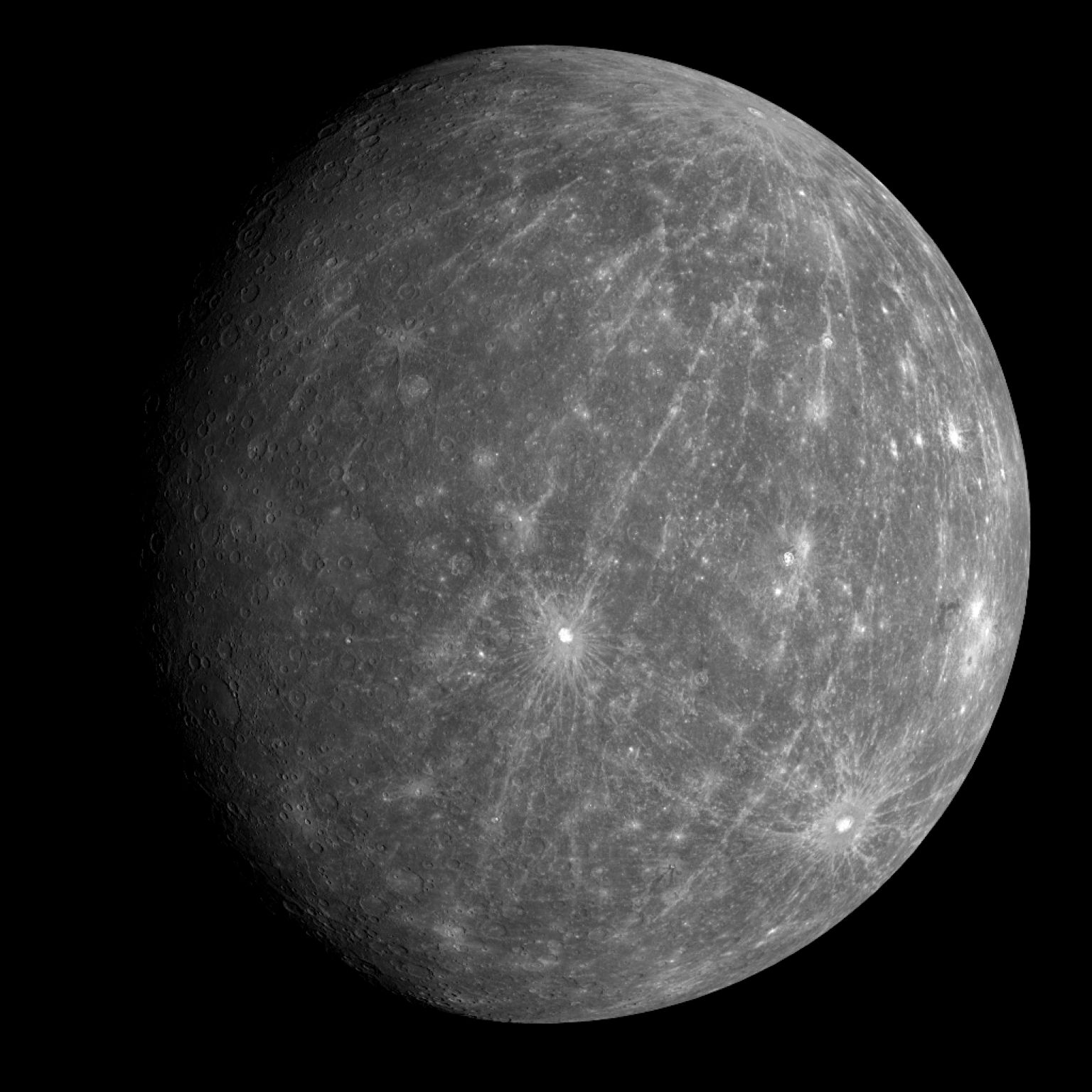 la surface de Mercure est criblée de cratères d’impact de météorites