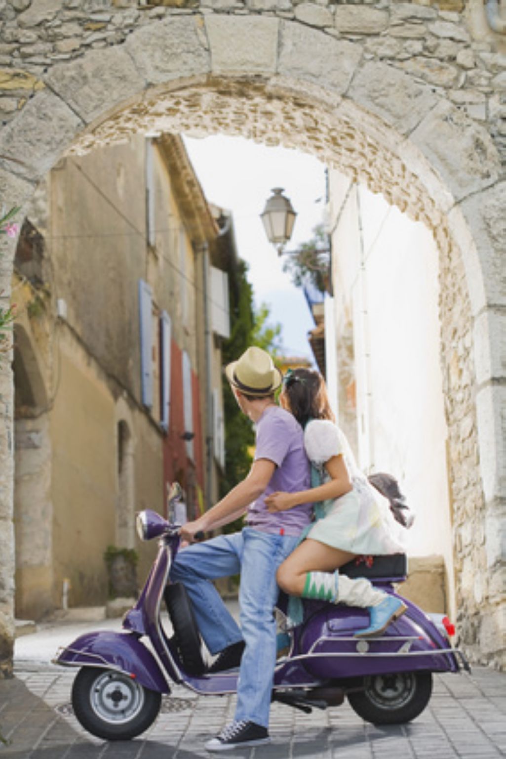 un couple à scooter