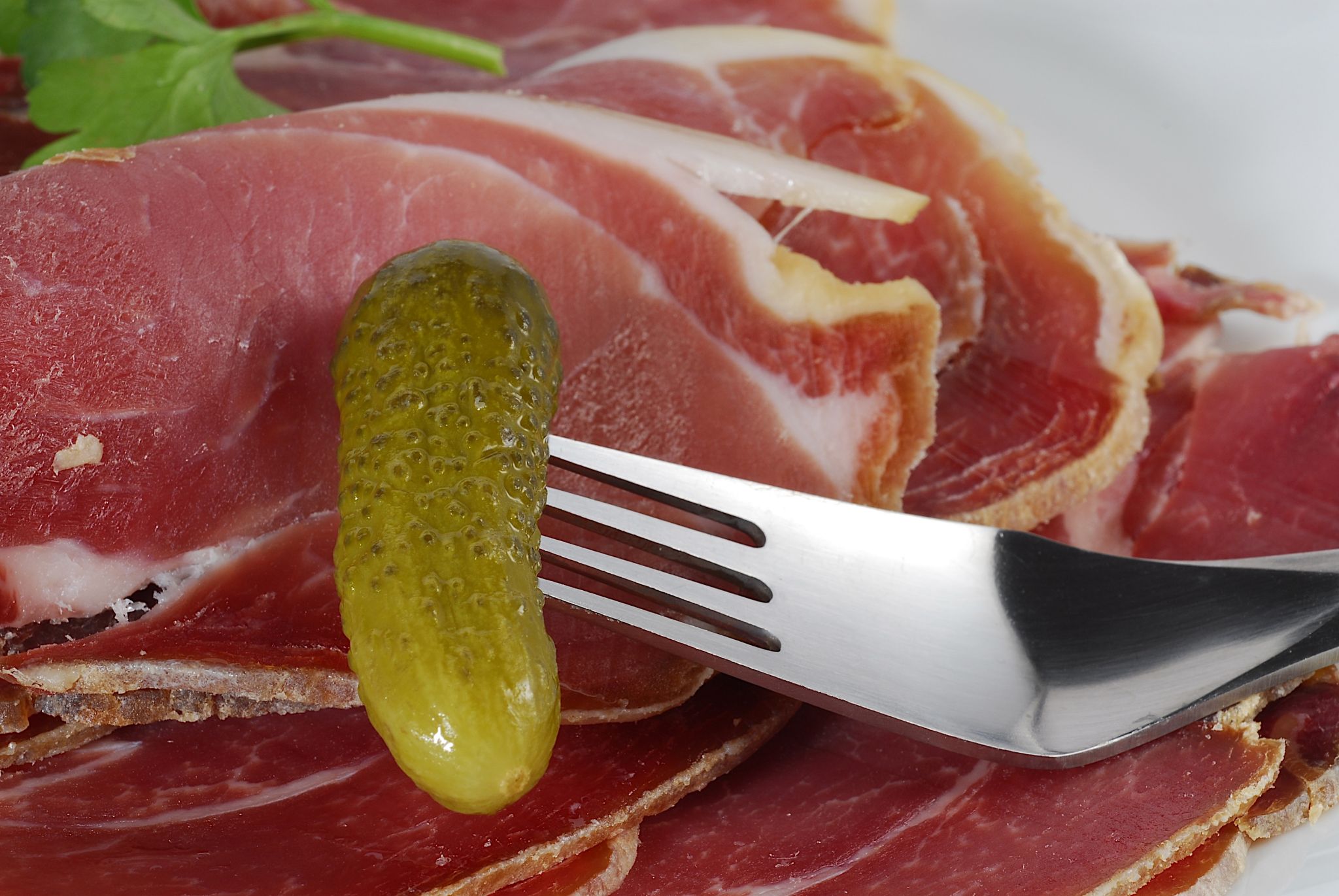 de la charcuterie et un cornichon