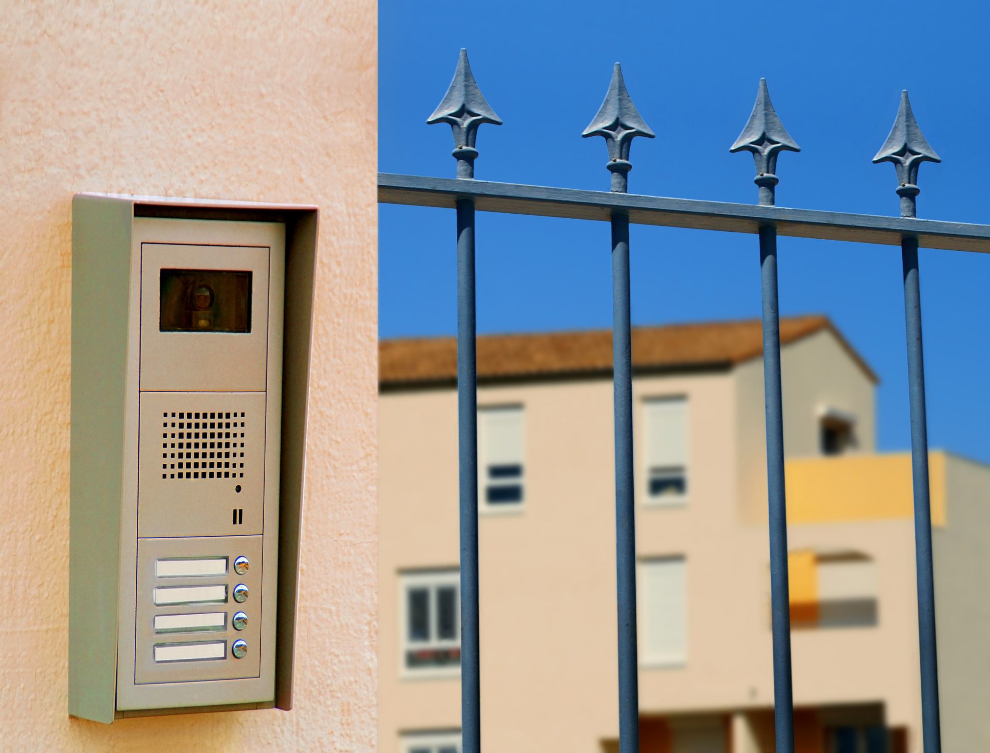 un Interphone à l’entrée d’une résidence