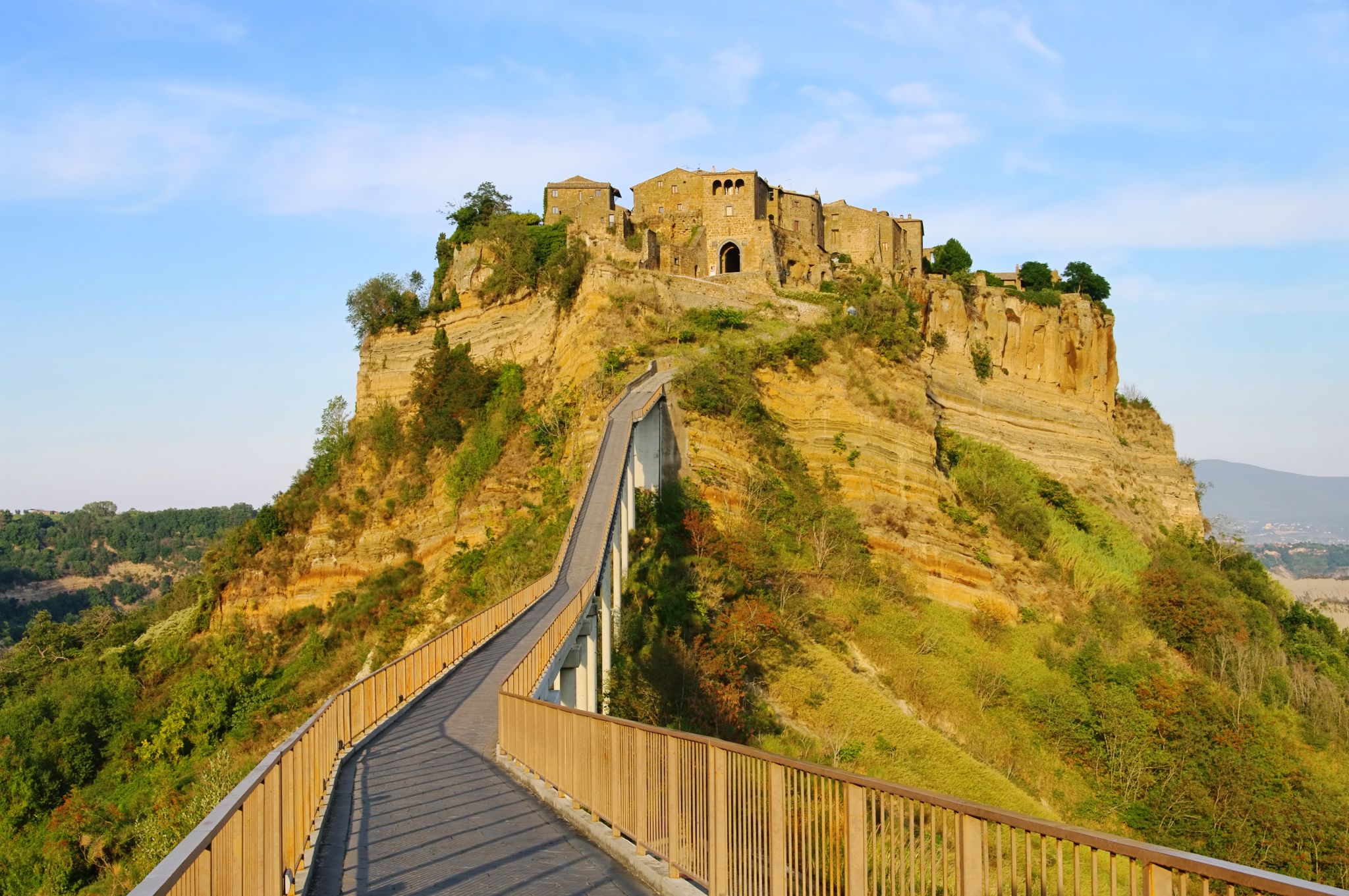 une passerelle conduisant à un village isolé