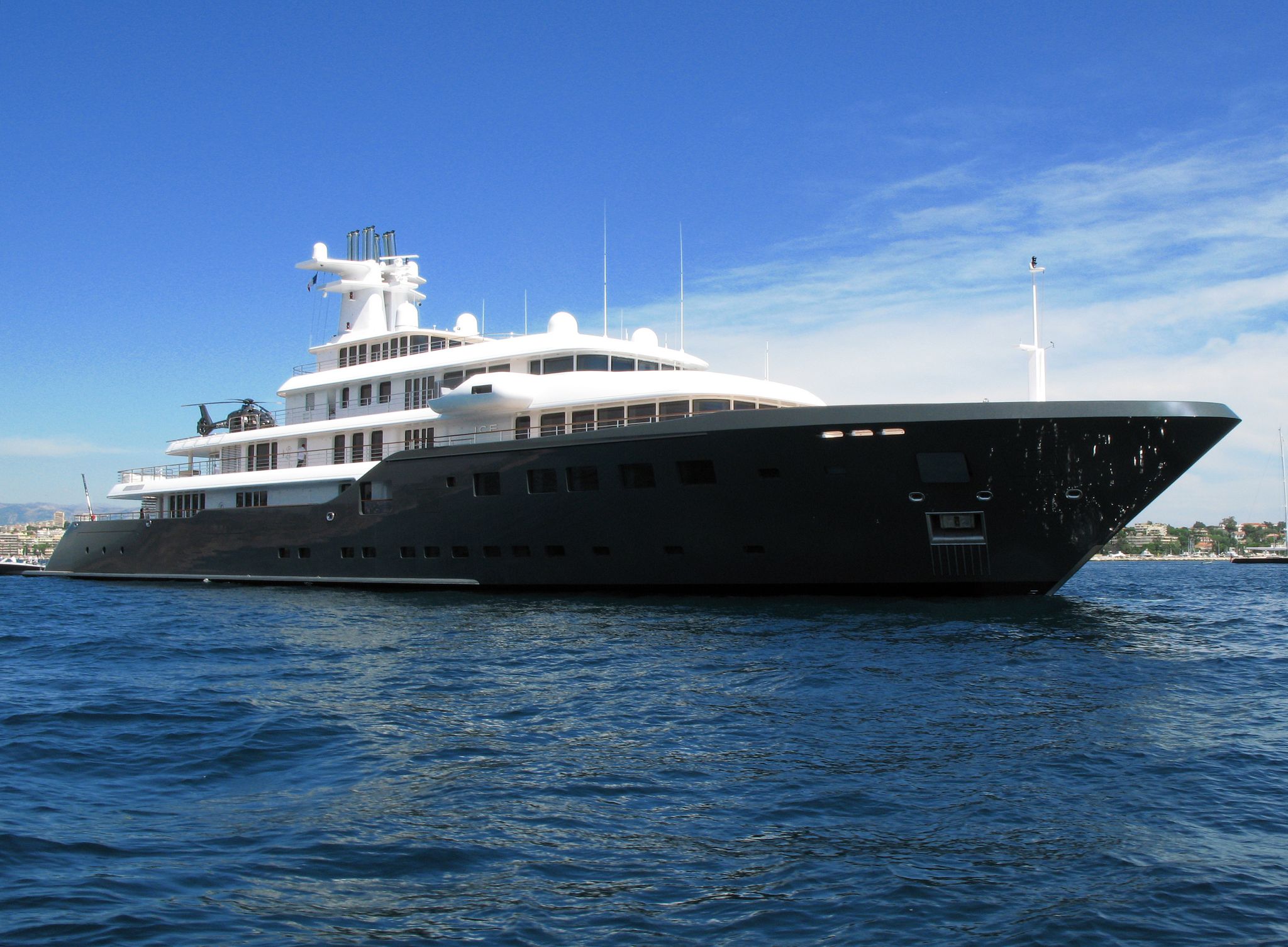 un yacht de luxe avec un héliport à l’arrière