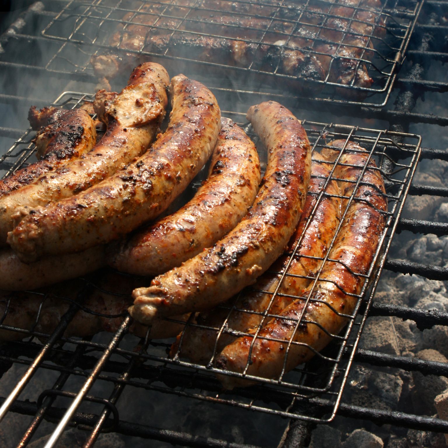 des andouillettes sur un gril de barbecue