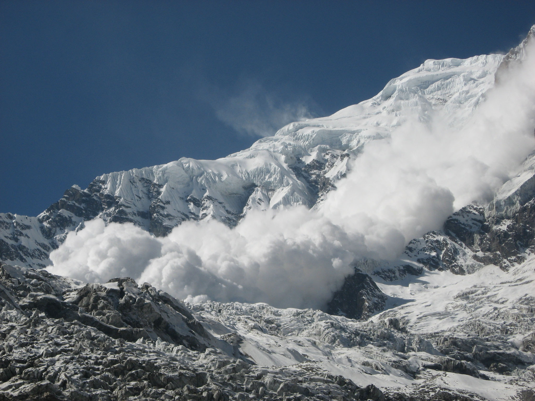 une avalanche charriant des tonnes de neige