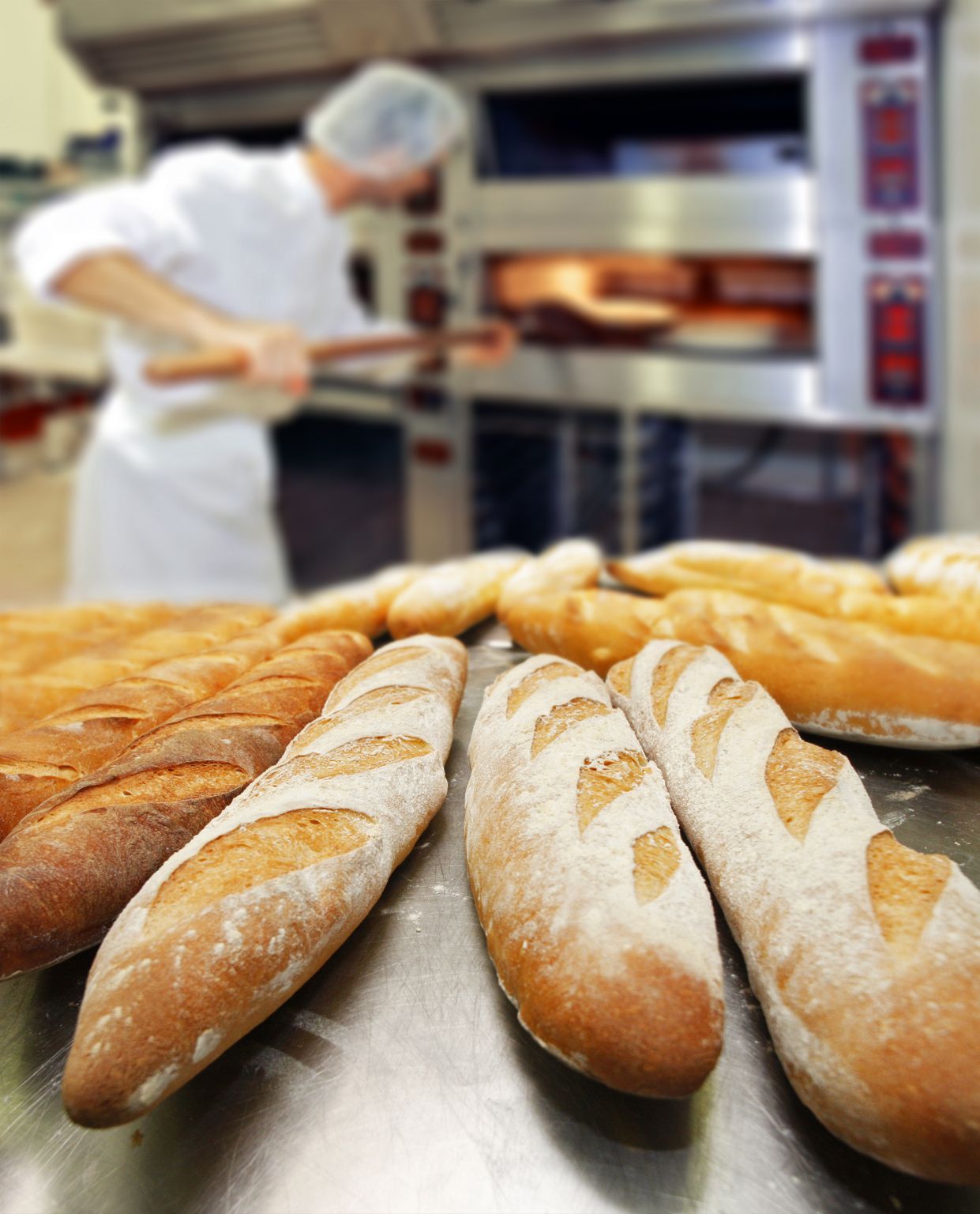 des baguettes sortant du four du boulanger