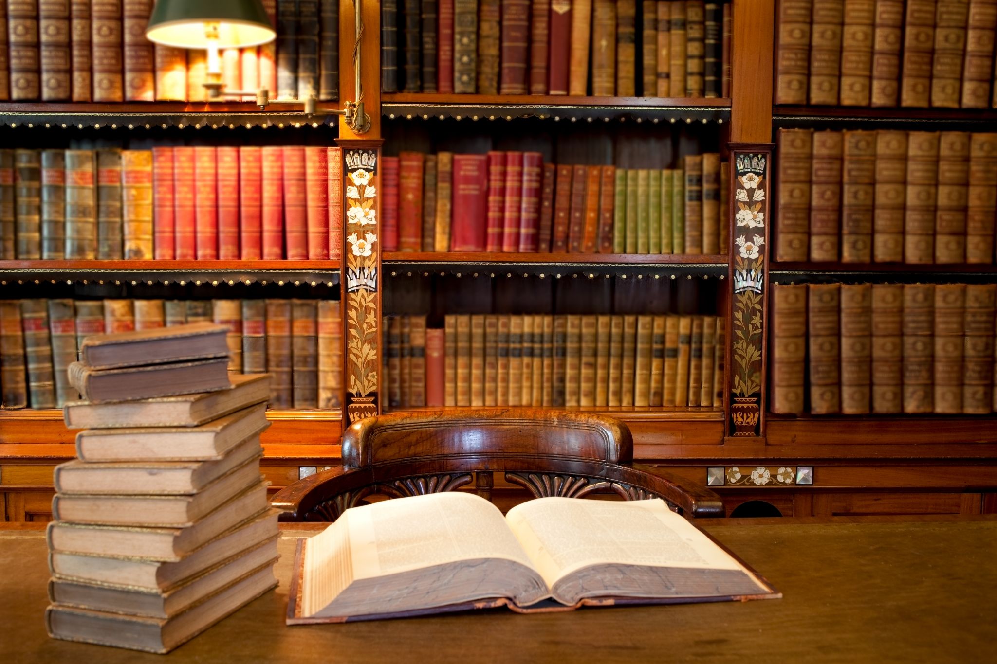 une bibliothèque de livres anciens 