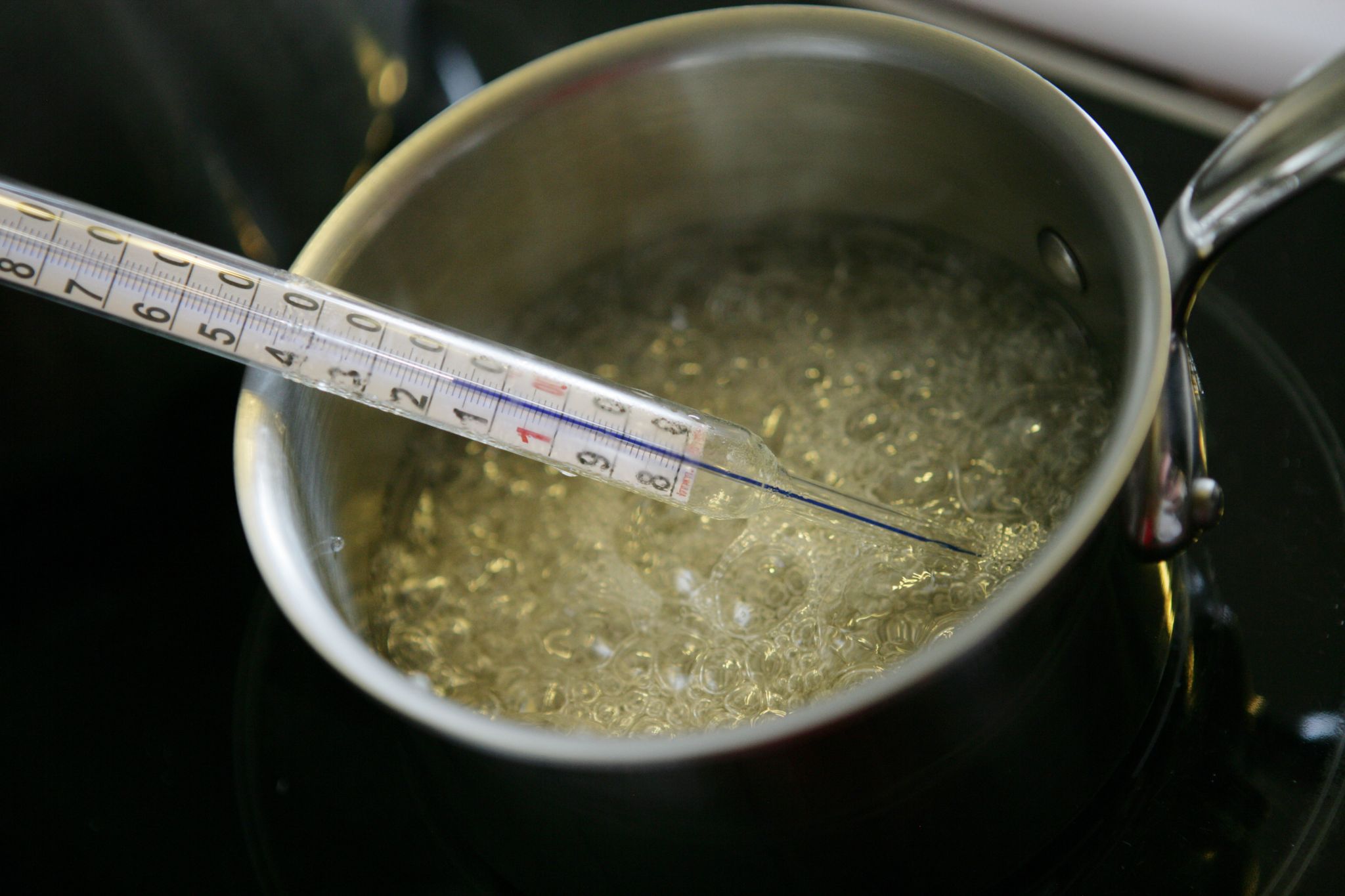 un thermomètre mesurant la température d’un liquide bouillonnant